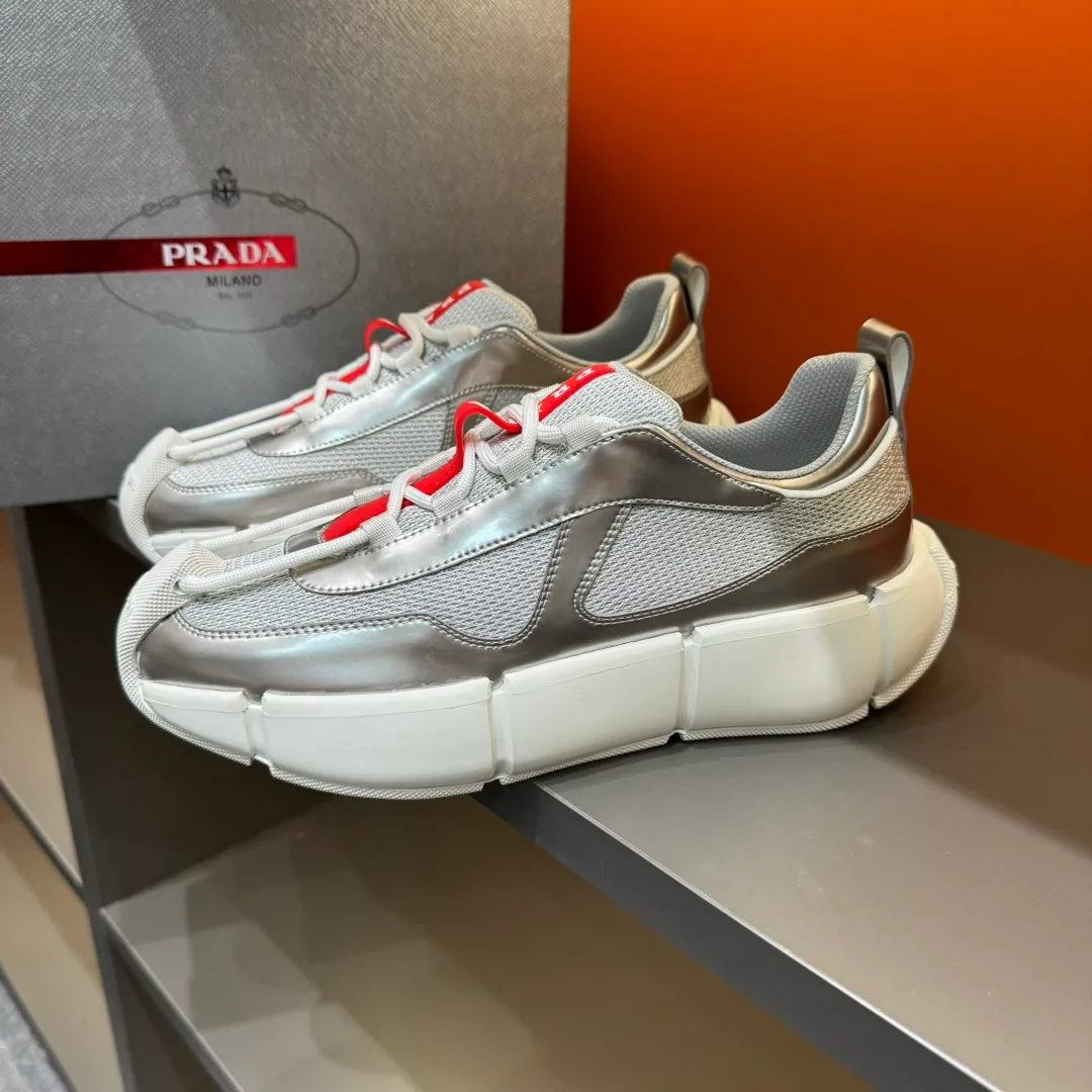 P460 PRADA/Prada men's lace-up leather casual sports shoes, the upper is made of cowhide leather and breathable mesh. It is soft, comfortable and breathable. The tongue is decorated with the PRADA brand letter logo. The thick rubber sole echoes the red label tongue. The style is fashionable and elegant. The details are carefully crafted. A casual sports shoe with a super western style and excellent breathability! Code number 38-45 (45 customized)